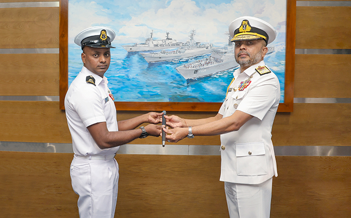 ඡායාරූපය- නව නාවික පාලක ප්‍රධාන සුළු නිලධාරි  ලෙස පාලක ප්‍රධාන සුළු නිලධාරි ඒඑච්ඩී වීරතුංග පත් කෙරේ