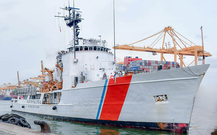 ඡායාරූපය- මැලේසියානු වෙරළාරක්‍ෂක බලකායට අයත් ‘KM BENDAHARA’ නෞකාව සැපයුම් හා සේවා අවශ්‍යතා ගැනීමේ සංචාරයක් සඳහා දිවයිනට පැමිණෙයි