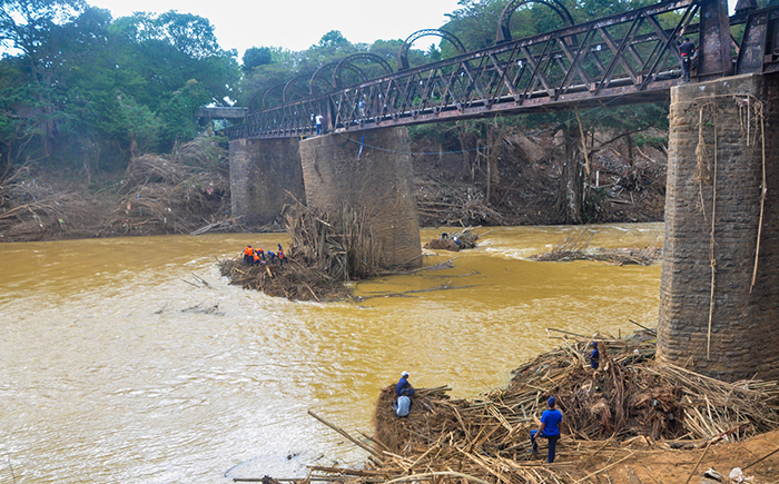 படம்- கடும் வெள்ளம் காரணமாக பேராதனை கருப்பு பாலம் மற்றும் களுகமுவ பாலங்களில் சிக்கியுள்ள குப்பைகளை அகற்றும் நடவடிக்கைகளை கடற்படையினர் வெற்றிகரமாக முடிதனர்