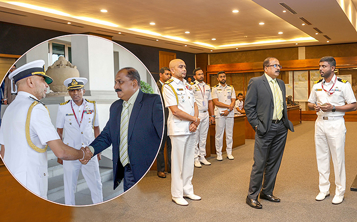 ඡායාරූපය- ආපදා සහන මෙහෙයුම් මධ්‍යයේ ‘රටම එකට’ වැඩසටහන අඛණ්ඩව ක්‍රියාත්මක කිරීම පිළිබඳව නාවික හමුදාව ආරක්‍ෂක නියෝජ්‍ය අමාත්‍යවරයාගේ ඇගැයීමට