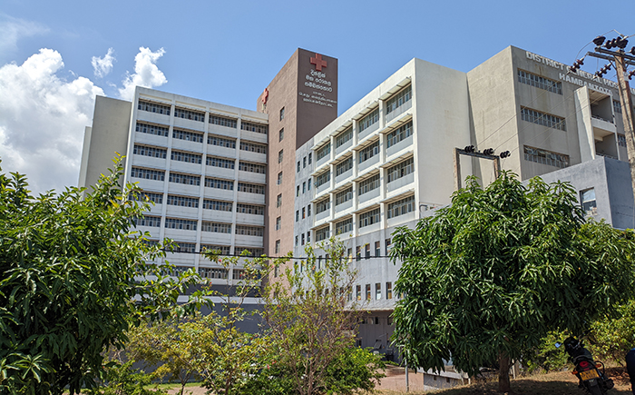 படம்- ஹம்பாந்தோட்டை மாவட்ட பொது மருத்துவமனையில் இருதய வடிகுழாய் ஆய்வக கட்டிடத்தை நிர்மாணிப்பதற்கு கடற்படையின் தொழில்நுட்ப பங்களிப்பு