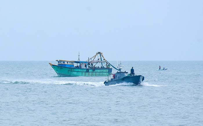 ඡායාරූපය- මෙරට මුහුදු සීමාව තුල අනවසර ධීවර කටයුතු සිදුකළ ඉන්දීය ධීවර යාත්‍රාවක් මන්නාරම උතුරු මුහුදේදී නාවික හමුදා භාරයට