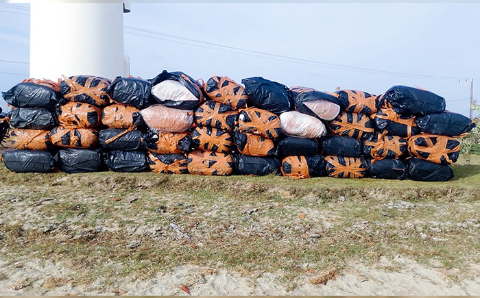 Navy takes hold of a large consignment of smuggled Kendu leaves in Puttalam