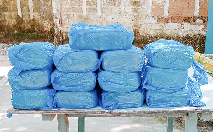 படம்- யாழ்ப்பாணம் நெடுந்தீவில் 6 மில்லியன் ரூபாய்க்கும் அதிகமான மதிப்புள்ள வெளிநாட்டு கஞ்சா கடற்படையினரால் கைப்பற்றப்பட்டது