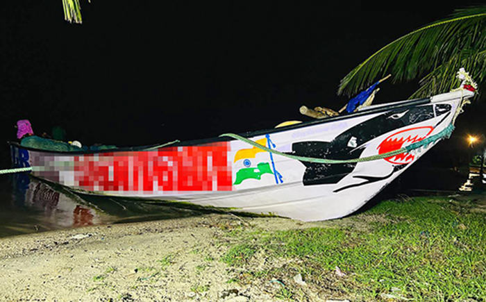 படம்- உள்ளூர் கடற்பரப்பில் சட்டவிரோத மீன்பிடி நடவடிக்கையில் ஈடுபட்ட (02) இந்திய மீன்பிடி படகுகள் வடகடலில் கடற்படையினரால் கைப்பற்றப்பட்டது