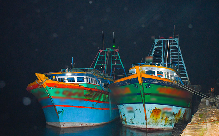 ඡායාරූපය- දේශීය ජල තීරය තුළ අනවසර ධීවර කටයුතු සිදුකළ ඉන්දීය ධීවර යාත්‍රා 02 ක්‌ උතුරු මුහුදේදී නාවික හමුදා භාරයට