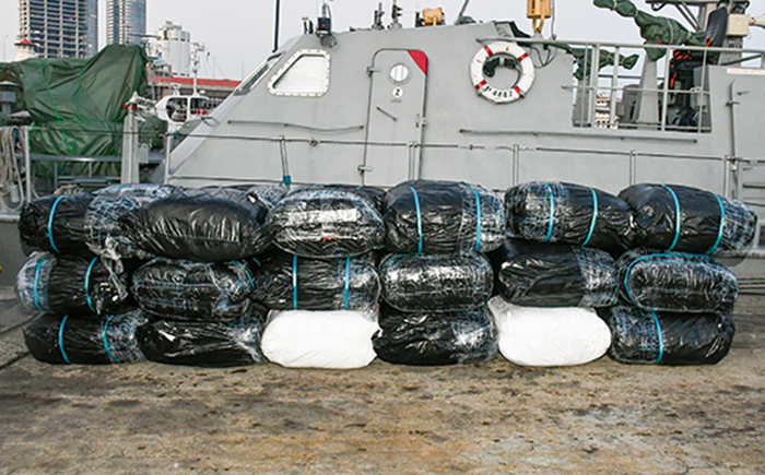 படம்- சிலாபம் கடற்பகுதியில் சட்டவிரோதமாகக் கடலுக்குள் கடத்தப்பட்ட 1273 கிலோகிராமுக்கும் அதிகமான பீடி இலைகள் கடற்படையினரால் கைது